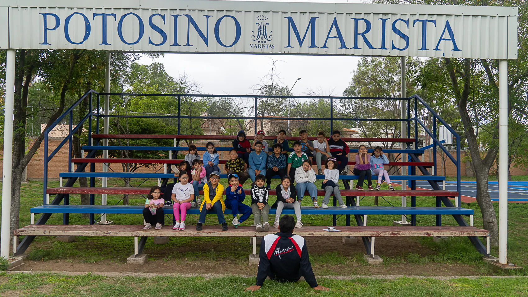 Niños de primaria en las gradas del colegio